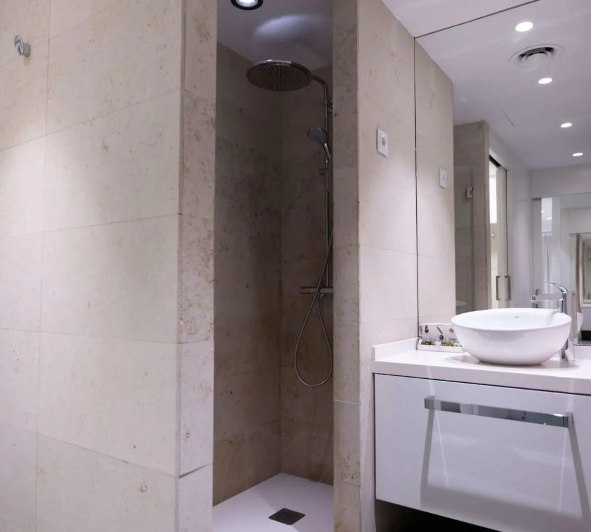 Ampersand - Bright 2-Bedroom Apartment Barcelona